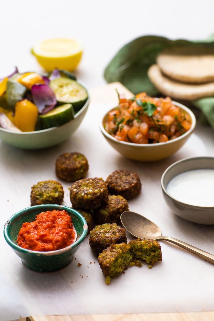 Falafeler i pitabrød med ovnsbakte grønnsaker, ajvar og urtedressing