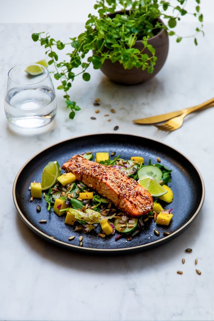Soyamarinert laks med mangosalat, nøtter og jasminris