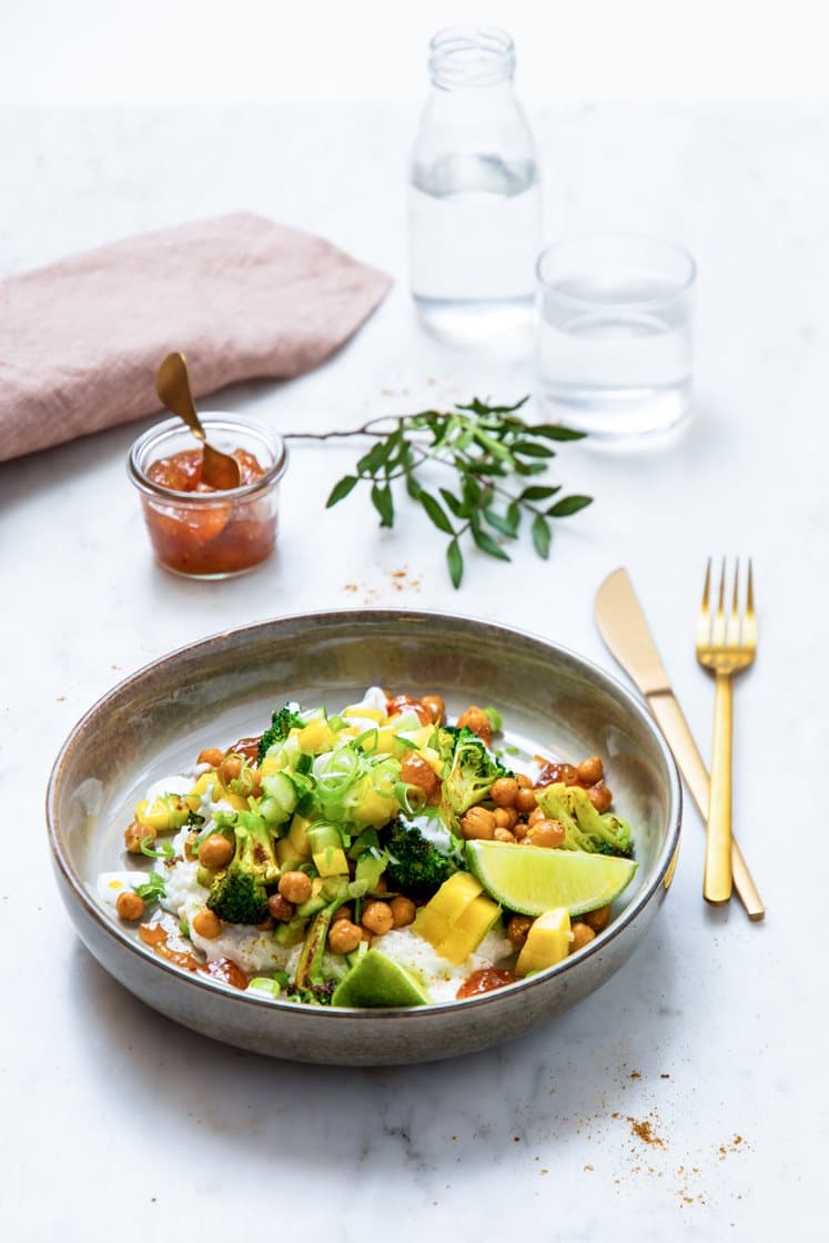 Krydderstekte kikerter og brokkoli, servert med mangosalsa, kokosris, chutney og raita