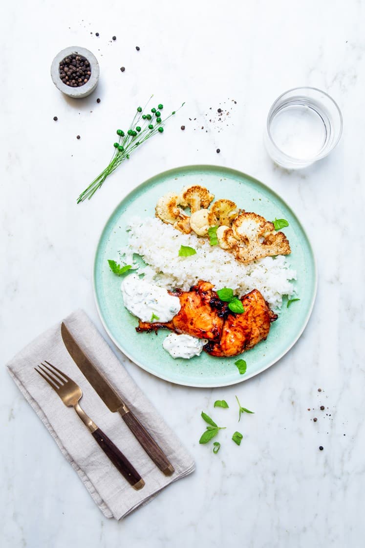 Daddelchutneymarinert kylling med ovnsbakte blomkålskiver, raita og basmatiris